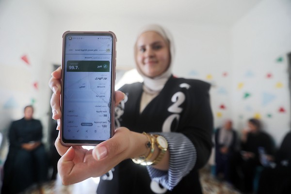 الطالبة نور سعيد عبد الدايم تحتفل مع عائلتها داخل منزلهم المتضرر في حي النصر بمدينة غزة، بعد حصولها على معدل 99.7% وحلولها ثانية على مستوى قطاع غزة في امتحانات التوجيهي، رغم فقدان والدها في غارة إسرائيلية سابقة، 24 تموز/ يوليو 2026. تصوير: بلال أسامة