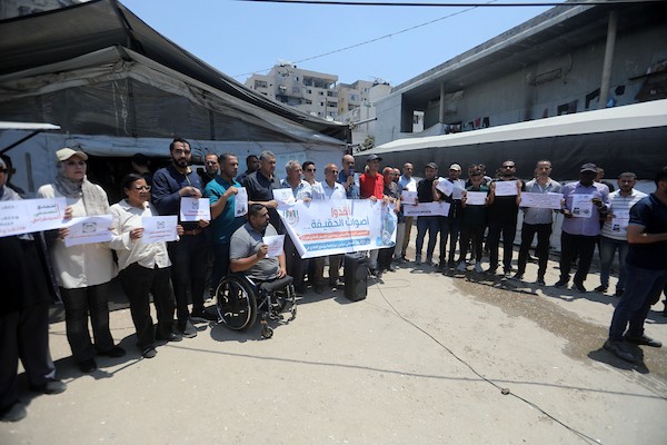 صحفيون فلسطينيون يشاركون في وقفة تضامنية مع زملائهم الجرحى والمرضى أمام خيمة الصحفيين في مدينة غزة، في 22 يوليو/تموز 2026.تصوير: بلال أسامة