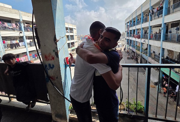 احتفل طلاب فلسطينيون وعائلاتهم بإعلان نتائج امتحانات التوجيهي (الثانوية العامة) وسط الخيام والملاجئ الجماعية والمنازل المتضررة في خان يونس، جنوب قطاع غزة، في 24 يوليو/تموز 2026. (صورة: طارق محمد)