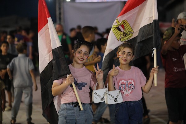 فلسطينيون يتابعون عبر شاشة عرض عامة في مدينة غزة مباراة مصر وأستراليا ضمن دور الـ32 من كأس العالم، في 3 يوليو/تموز 2026، وسط التحديات الإنسانية المستمرة في القطاع.  صورة: بلال أسامة