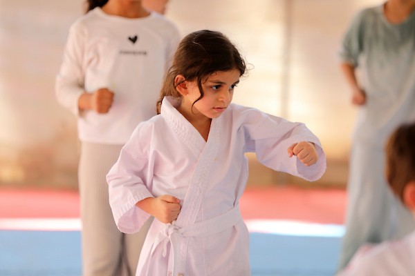 أطفال يتدربون على رياضة الكاراتيه داخل خيمة أقامها المدرب خليل عياد في دير البلح وسط قطاع غزة، في 6 تموز/يوليو 2026.تصوير: بلال أسامة