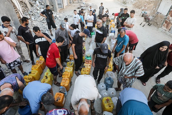 يصطفّ فلسطينيون نازحون للحصول على الماء من صهريج مياه متنقل في مخيم البريج للاجئين، وسط قطاع غزة، في 18 يوليو/تموز 2026.صورة: معز صالحي