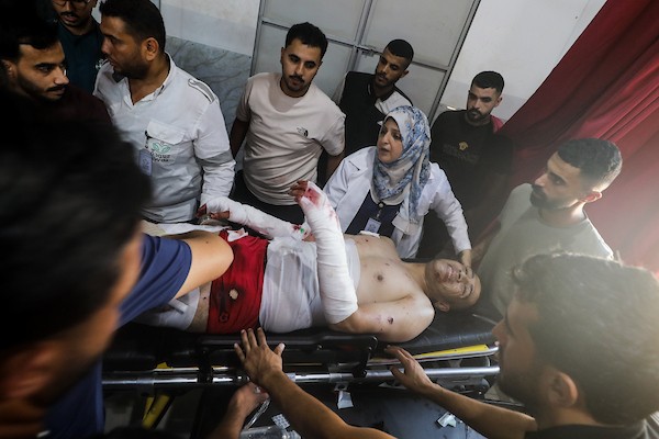 يتلقى فلسطينيون جرحى العلاج داخل مستشفى العودة في مخيم النصيرات للاجئين، وسط قطاع غزة، عقب غارة جوية إسرائيلية استهدفت مجموعة من الأشخاص في المخيم، في 28 يوليو/تموز 2026. صورة: معز صالحي