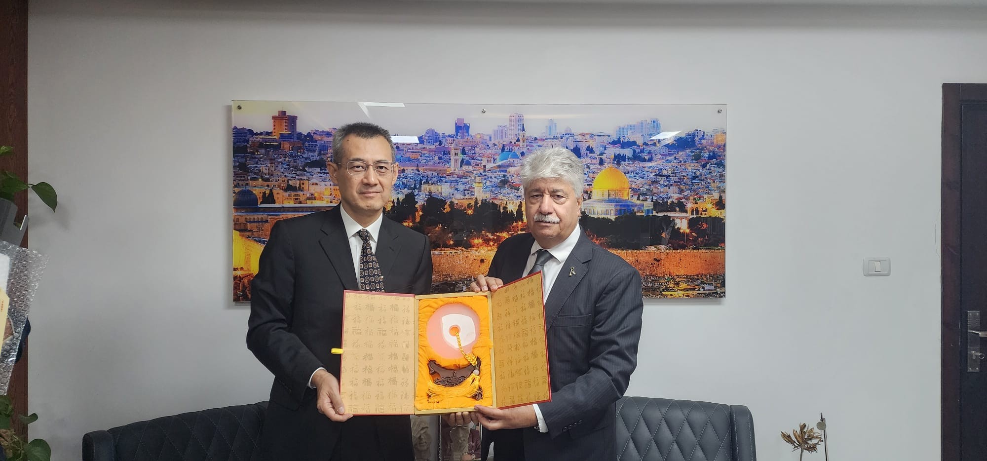 د. احمد مجدلاني يلتقي السفير الصيني الجديد لدى دولة فلسطين سون تشن