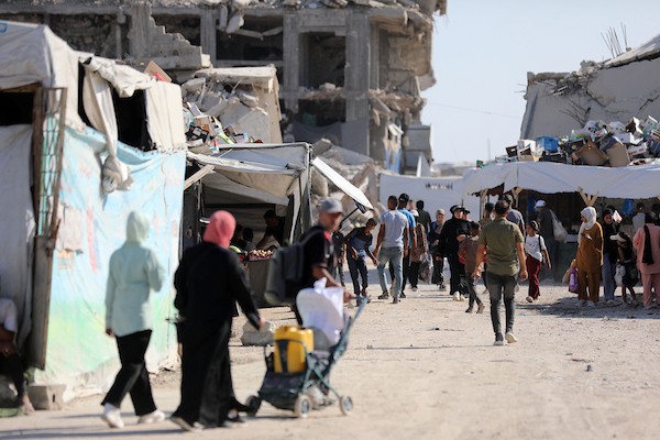 يحمل فلسطينيون نازحون أمتعتهم أثناء مغادرتهم خيامهم في حي الزيتون بمدينة غزة في 18 يوليو/تموز 2026. صورة: بلال أسامة