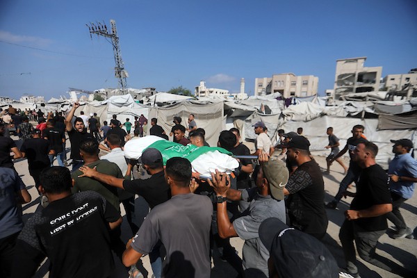 ودّع المشيّعون جثماني فلسطينيين اثنين قُتلا في غارة جوية إسرائيلية استهدفت خيمة تأوي نازحين في منطقة الشيخ عجلين، جنوب غرب مدينة غزة، في 15 يوليو/تموز 2026. ووقعت الغارة مساء 14 يوليو/تموز. صورة: بلال أسامة