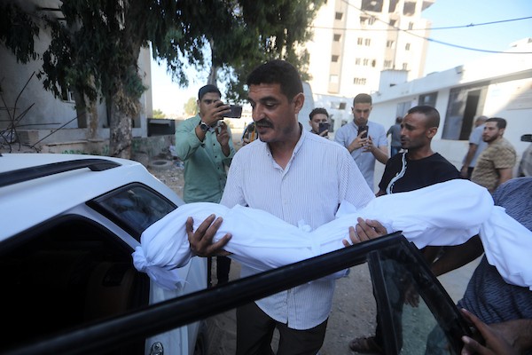 مشيّعون يودّعون جثماني فلسطينيين، أحدهما طفل، في مستشفى الشفاء بمدينة غزة، في 8 يوليو/تموز 2026، بعد مقتلهما في غارات جوية إسرائيلية متفرقة على المدينة في وقت سابق من اليوم. تصوير: بلال أسامة