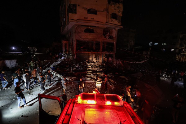 يتفقد فلسطينيون الأضرار التي لحقت بمبنى إثر غارة جوية إسرائيلية على شارع الجلاء وسط مدينة غزة، قطاع غزة، في 23 يوليو/تموز 2026. صورة: عمر أشتوي