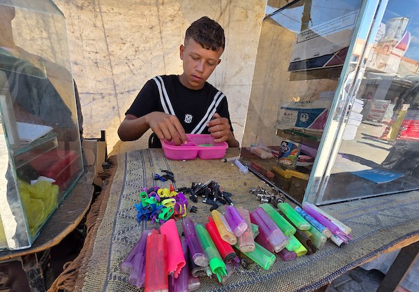 عامل فلسطيني يصلح ولاعات غاز مستعملة داخل ورشة في خان يونس، جنوب قطاع غزة، في 28 يوليو/تموز 2026. تصوير: طارق محمد.