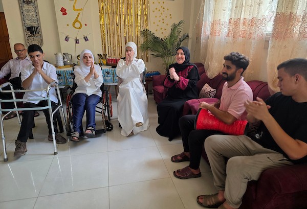 التوائم الفلسطينيون عبد الله وندى وسما موسى يحتفلون بنتائجهم المتميزة في امتحانات التوجيهي بمدينة خان يونس، جنوب قطاع غزة، بعد تجاوزهم ظروف الحرب والنزوح والإعاقة، 24 تموز/ يوليو 2026. تصوير: طارق محمد