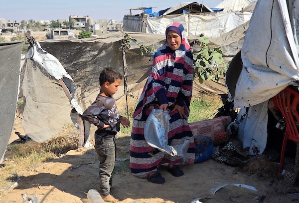 فلسطينيون ينقلون جثامين أربعة قتلى وعددًا من الجرحى، معظمهم من الأطفال، إلى مجمع ناصر الطبي في خان يونس جنوب قطاع غزة، في 8 يوليو/تموز 2026، بعد غارة إسرائيلية بطائرة مسيّرة استهدفت خيمة للنازحين جنوب المدينة، وفق مسعفين. تصوير: طارق محمد