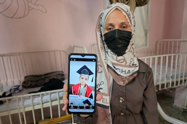 الفلسطينية إيمان أبو جامع تجلس إلى جانب طفلها ياسر عرفات، البالغ ست سنوات، أثناء تلقيه العلاج من سوء التغذية في مجمع ناصر الطبي بخان يونس، جنوب قطاع غزة، في 8 يوليو/تموز 2026. وتقول الأم إنها فقدت زوجها وابنًا آخر بسبب مضاعفات سوء التغذية. تصوير: طارق محمد