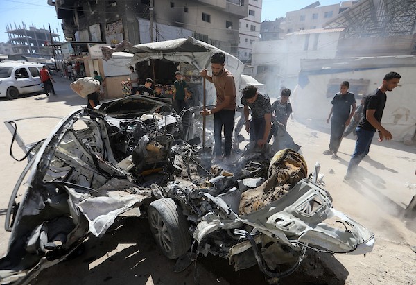 تجمّع فلسطينيون في موقع غارة إسرائيلية استهدفت مركبة غرب مدينة غزة، قطاع غزة، في 9 يوليو/تموز 2026. وبحسب مصادر محلية، أسفرت الغارة عن استشهاد شخص وإصابة آخرين. صورة: بلال أسامة