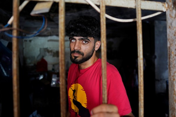 يقف الشاب الفلسطيني نبيل العرير، من حي الشجاعية شرقي مدينة غزة، لالتقاط صورة في 3 يوليو/تموز 2026، بعدما فقد إحدى عينيه وأصيبت الأخرى بجروح بالغة جراء غارة إسرائيلية سابقة استهدفت منزل عائلته.تصوير: محمد أبو القمصان