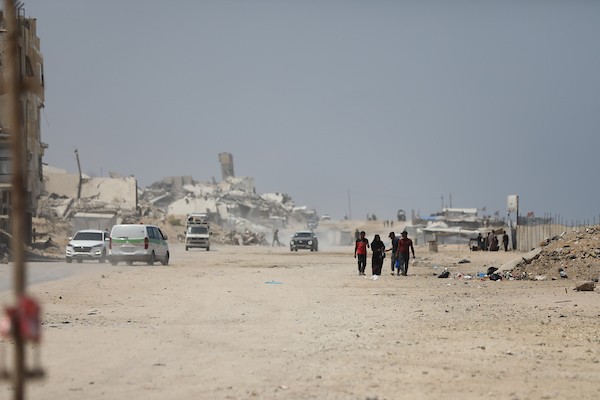فلسطينيون نازحون يعيشون داخل خيام مؤقتة مكتظة على طول شاطئ مدينة غزة، في 9 يوليو/تموز 2026، وسط حرارة صيفية مرتفعة ونقص في المياه النظيفة والخدمات الأساسية، بعد فرارهم من مناطق متفرقة من القطاع. (تصوير: بلال أسامة)