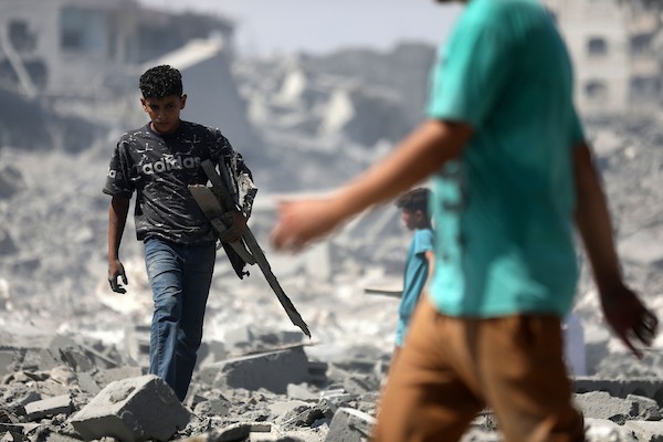 فلسطينيون يتفقدون الأضرار التي لحقت بمنازلهم في حي الشجاعية شرقي مدينة غزة، ويبحثون بين الركام عن ممتلكاتهم، عقب غارات إسرائيلية وتوغل بري في المنطقة، 27 تموز/يوليو 2026. تصوير: بلال أسامة