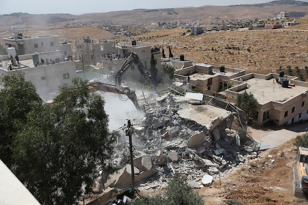 آثار هدم منزل المواطن الفلسطيني إياد مصلح العمور في منطقة خلة المية، شرق يطا جنوب الخليل، في 9 يوليو/تموز 2026. كان المنزل المكون من طابقين يأوي ثلاث عائلات تضم 15 فردًا، قبل أن تهدمه القوات الإسرائيلية بذريعة عدم الترخيص. (تصوير: مأمون وزواز)