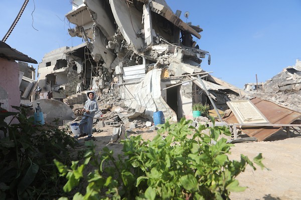 فلسطينيون نازحون يتفقدون الأضرار التي لحقت بخيامهم ومنازلهم وممتلكاتهم في موقع غارة إسرائيلية استهدفت منزل عائلة العسلي في بيت لاهيا، شمال قطاع غزة، في 30 يونيو/حزيران 2026. تصوير: بلال أسامة