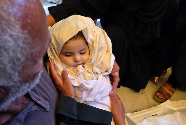 مشيعون يحملون جثماني الطفلة سوار أبو دراز ووالدتها ديانا أبو دراز خلال جنازتهما في مجمع ناصر الطبي بمدينة خان يونس، جنوب قطاع غزة، في 30 يونيو/حزيران 2026.تصوير: طارق محمد