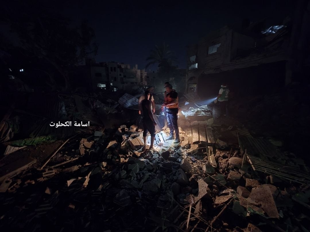 استهداف المنزل قبل قليل بدير البلح 2.jpg