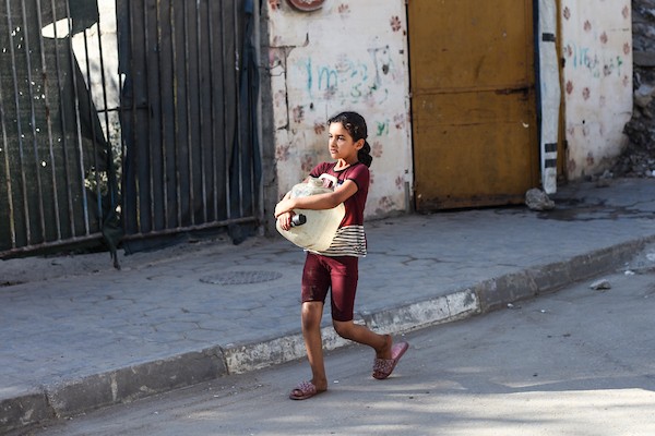 يصطفّ فلسطينيون نازحون للحصول على الماء من صهريج مياه متنقل في مخيم البريج للاجئين، وسط قطاع غزة، في 18 يوليو/تموز 2026.صورة: معز صالحي