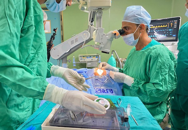 عملية زرع قرنية لفتاة تبلغ من العمر 12 عامًا في مجمع ناصر الطبي بخان يونس جنوب قطاع غزة، في 21 يوليو/تموز 2026.(صورة: طارق محمد)