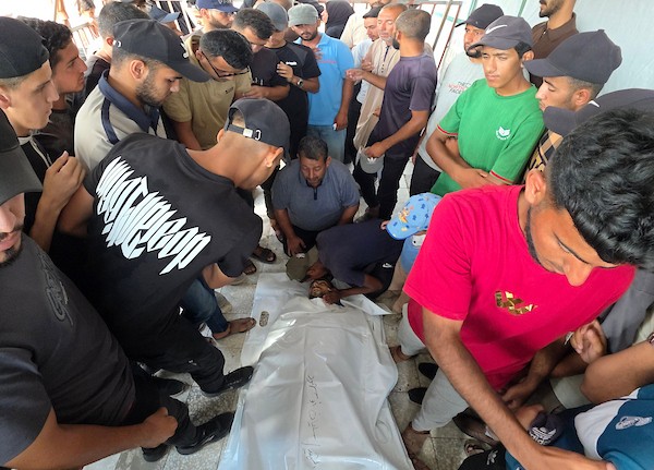 تجمع المشيعون حول جثمان سليمان سحمود خلال جنازته في مستشفى ناصر بخان يونس، جنوب قطاع غزة، في 26 يوليو/تموز 2026، قبل دفنه. صورة: طارق محمد