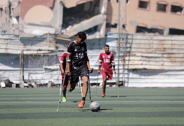 مبتورو الأطراف في غزة يعودون إلى الملعب برسالة صمود واندماج  شارك لاعبون فلسطينيون من مبتوري الأطراف، أصيبوا خلال الحرب في قطاع غزة، في مباراة رمزية أُقيمت على ملعب فلسطين بمدينة غزة، يوم 28 يوليو/تموز 2026، في مبادرة جمعت بين الرياضة والدعم الإنساني.  ونُظمت المباراة بالتعاون مع مؤسسة «دنيز فنيري»، بهدف دعم الرياضيين من مبتوري الأطراف وتعزيز دمج الأشخاص ذوي الإعاقة في المجتمع من خلال الرياضة، في ظل الظروف الصعبة التي يعيشها سكان القطاع.  وحملت عودة اللاعبين إلى أرض الملعب دلالة تتجاوز المنافسة الرياضية، إذ عكست تمسكهم بالحياة وقدرتهم على تجاوز آثار الإصابة واستعادة مساحة من النشاط والأمل، رغم التحديات الجسدية والنفسية التي خلّفتها الحرب.  وسعت المبادرة إلى تسليط الضوء على احتياجات المصابين من ذوي الإعاقة، وفتح المجال أمامهم لمواصلة ممارسة الرياضة والمشاركة الفاعلة في المجتمع.  تعليق الصورة: لاعبون فلسطينيون من مبتوري الأطراف يشاركون في مباراة رمزية على ملعب فلسطين بمدينة غزة، 28 يوليو/تموز 2026. تصوير: بلال أسامة.