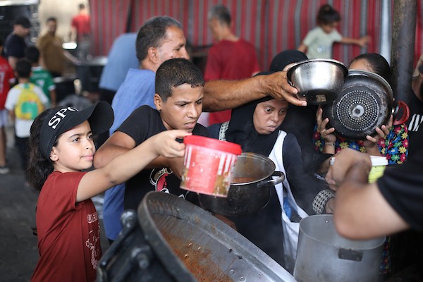 فلسطينيون نازحون يتجمعون للحصول على وجبات محدودة من مطبخ خيري يُعد الوحيد المتبقي في مخيم النصيرات وسط قطاع غزة، في 23 يوليو/تموز 2026. تصوير: حسن الجدي