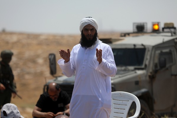صلاة الجمعة على أرض مهددة بالاستيلاء عليها من قبل المستوطنين في منطقة خلّة الحمص بمدينة يطا، جنوب الخليل في الضفة الغربية المحتلة، في 3 يوليو/تموز 2026.صورة: مأمون وزواز
