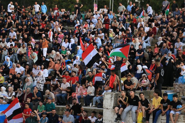 يتابع فلسطينيون بثًا مباشرًا لمباراة دور الـ16 من بطولة كأس العالم لكرة القدم بين مصر والأرجنتين في مدينة نابلس بالضفة الغربية، يوم الثلاثاء 7 يوليو/تموز 2026. (صورة: محمد ناصر)