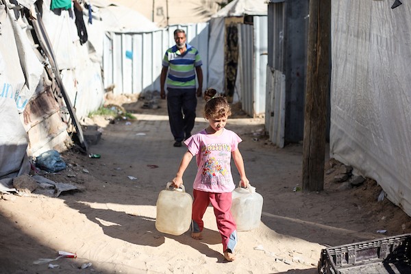 يصطفّ فلسطينيون نازحون للحصول على الماء من صهريج مياه متنقل في مخيم البريج للاجئين، وسط قطاع غزة، في 18 يوليو/تموز 2026.صورة: معز صالحي