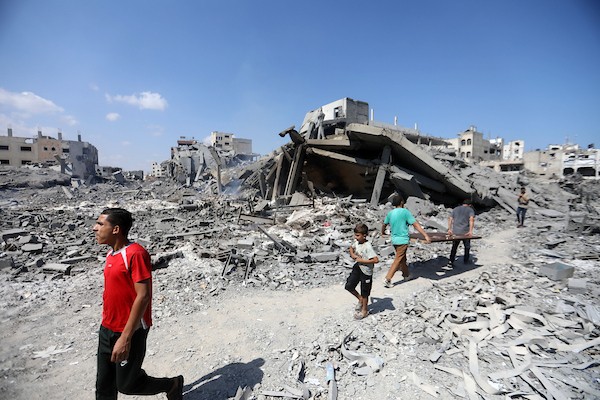 فلسطينيون يتفقدون الأضرار التي لحقت بمنازلهم في حي الشجاعية شرقي مدينة غزة، ويبحثون بين الركام عن ممتلكاتهم، عقب غارات إسرائيلية وتوغل بري في المنطقة، 27 تموز/يوليو 2026. تصوير: بلال أسامة