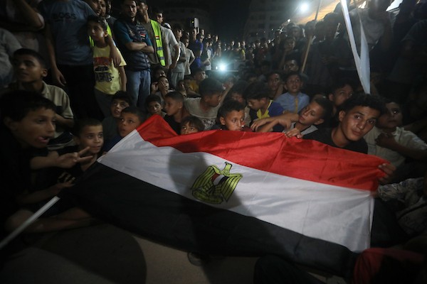 فلسطينيون يتابعون عبر شاشة عرض عامة في مدينة غزة مباراة مصر وأستراليا ضمن دور الـ32 من كأس العالم، في 3 يوليو/تموز 2026، وسط التحديات الإنسانية المستمرة في القطاع.  صورة: بلال أسامة