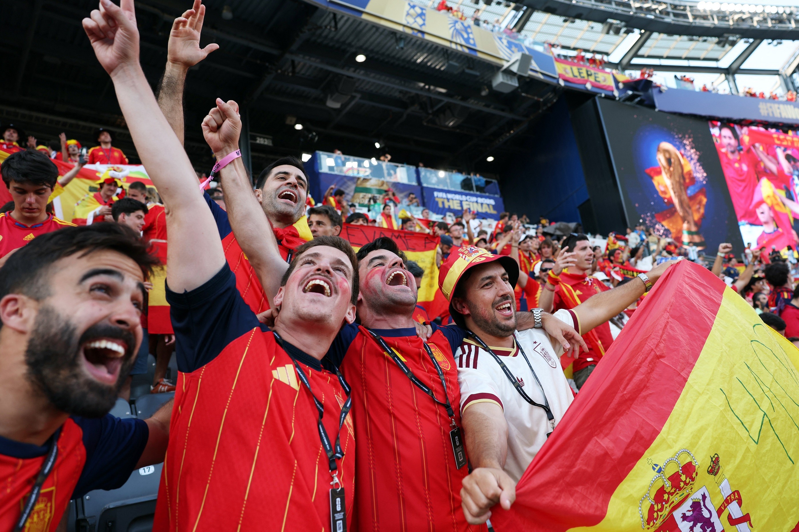 مشجعو إسبانيا يحتفلون في المدرجات بعد الفوز بكأس العالم. 19 تموز 2026. (رويترز) ...jpg