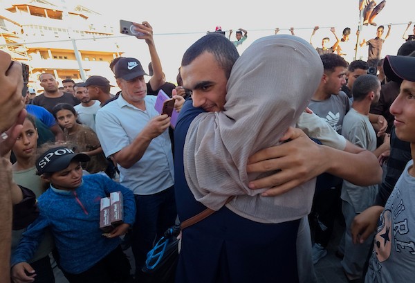 وصل 60 أسيرًا مُفرجًا عنهم من سجني النقب وعوفر إلى مجمع ناصر الطبي في خان يونس، جنوب قطاع غزة، على متن مركبات تابعة للجنة الدولية للصليب الأحمر عبر معبر كرم أبو سالم، في 27 يوليو/تموز 2026. (صورة: طارق محمد)