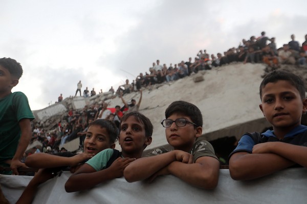 يتابع فلسطينيون البث المباشر لمباراة دور الـ16 من بطولة كأس العالم لكرة القدم بين مصر والأرجنتين في مدينة غزة يوم الثلاثاء 7 يوليو/تموز 2026. صورة: بلال أسامة