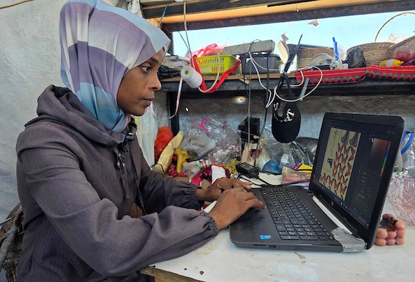 الفلسطينية النازحة شيرين نصار تجهّز مستلزمات الزفاف داخل خيمتها في منطقة المواصي، غربي خان يونس، في 22 يوليو/تموز 2026. تصوير: طارق محمد