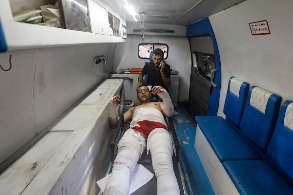 يتلقى فلسطينيون جرحى العلاج داخل مستشفى العودة في مخيم النصيرات للاجئين، وسط قطاع غزة، عقب غارة جوية إسرائيلية استهدفت مجموعة من الأشخاص في المخيم، في 28 يوليو/تموز 2026. صورة: معز صالحي