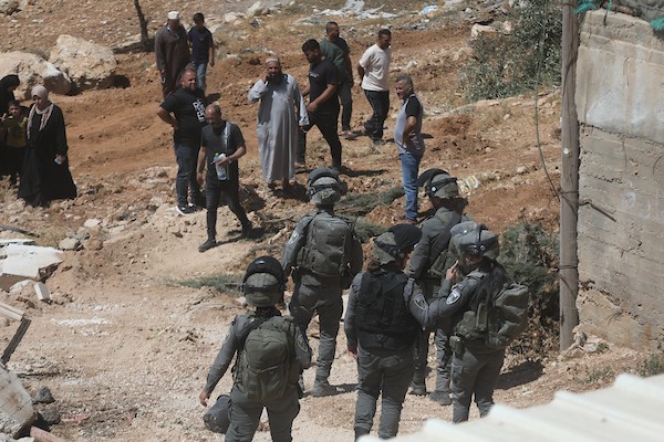 آثار هدم منزل المواطن الفلسطيني إياد مصلح العمور في منطقة خلة المية، شرق يطا جنوب الخليل، في 9 يوليو/تموز 2026. كان المنزل المكون من طابقين يأوي ثلاث عائلات تضم 15 فردًا، قبل أن تهدمه القوات الإسرائيلية بذريعة عدم الترخيص. (تصوير: مأمون وزواز)