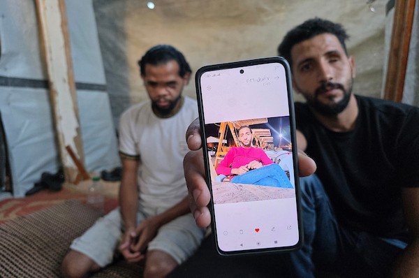 الشقيقان محمد دبور وموسى دبور داخل خيمة للنازحين في خان يونس، جنوب قطاع غزة، في 9 يوليو/تموز 2026. فقد محمد بصره بالكامل، فيما فقد موسى عينه اليسرى، إثر حادثة قرب مركز لتوزيع المساعدات في يوليو/تموز 2025 أودت بحياة شقيقهما حسين.(تصوير: طارق محمد)