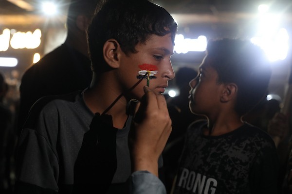 فلسطينيون يتابعون عبر شاشة عرض عامة في مدينة غزة مباراة مصر وأستراليا ضمن دور الـ32 من كأس العالم، في 3 يوليو/تموز 2026، وسط التحديات الإنسانية المستمرة في القطاع.  صورة: بلال أسامة