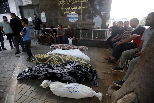 ودّع المشيّعون جثامين فراس المصري وزوجته وأطفالهما الأربعة بعد استشهادهم في غارة جوية إسرائيلية استهدفت منزلًا لعائلة المصري في شارع الثلاثيني بمدينة غزة، في 21 يوليو/تموز 2026. صورة: بلال أسامة