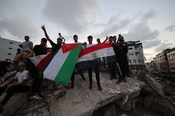 يتابع فلسطينيون البث المباشر لمباراة دور الـ16 من بطولة كأس العالم لكرة القدم بين مصر والأرجنتين في مدينة غزة يوم الثلاثاء 7 يوليو/تموز 2026. (صورة: عمر أشتوي)