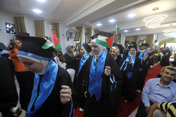 طلاب متفوقون وأفراد أسرهم خلال حفل لتكريم أوائل الثانوية العامة في مدينة غزة، 28 يوليو/تموز 2026. تصوير: بلال أسامة.