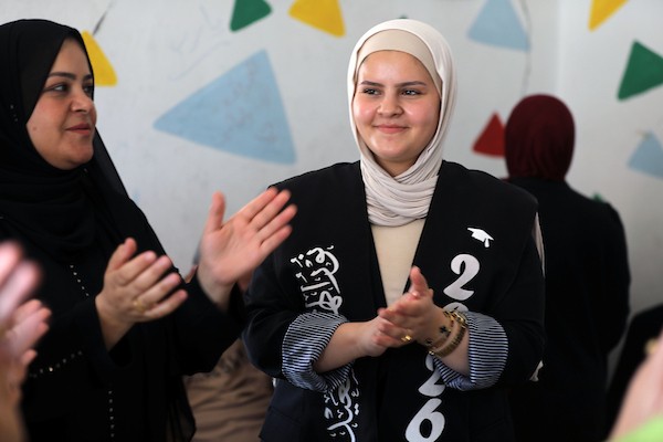 الطالبة نور سعيد عبد الدايم تحتفل مع عائلتها داخل منزلهم المتضرر في حي النصر بمدينة غزة، بعد حصولها على معدل 99.7% وحلولها ثانية على مستوى قطاع غزة في امتحانات التوجيهي، رغم فقدان والدها في غارة إسرائيلية سابقة، 24 تموز/ يوليو 2026. تصوير: بلال أسامة