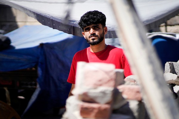 يقف الشاب الفلسطيني نبيل العرير، من حي الشجاعية شرقي مدينة غزة، لالتقاط صورة في 3 يوليو/تموز 2026، بعدما فقد إحدى عينيه وأصيبت الأخرى بجروح بالغة جراء غارة إسرائيلية سابقة استهدفت منزل عائلته.تصوير: محمد أبو القمصان