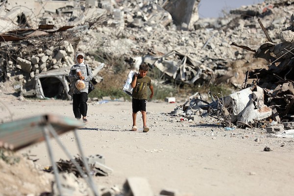 يحمل فلسطينيون نازحون أمتعتهم أثناء مغادرتهم خيامهم في حي الزيتون بمدينة غزة في 18 يوليو/تموز 2026. صورة: بلال أسامة