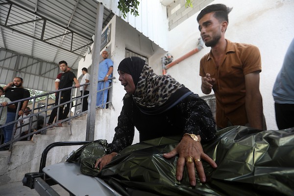ودّع المشيّعون جثامين ثلاثة فلسطينيين قُتلوا في غارات إسرائيلية على حيّ الزيتون بمدينة غزة وبلدة بيت لاهيا، في الرابع من يوليو/تموز 2026.صورة: بلال أسامة