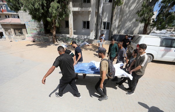 مشيّعون يودّعون جثامين ثلاثة فلسطينيين، بينهم طفل، في مستشفى الشفاء بمدينة غزة، في 8 يوليو/تموز 2026، بعد مقتلهم في غارة إسرائيلية استهدفت مركبة بحي الصبرة مساء اليوم السابق. تصوير: بلال أسامة